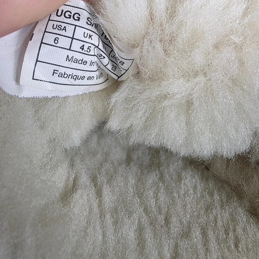 UGG Australia Women's Classic Short Bailey Button Chestnut Sheepskin Size‎ 6